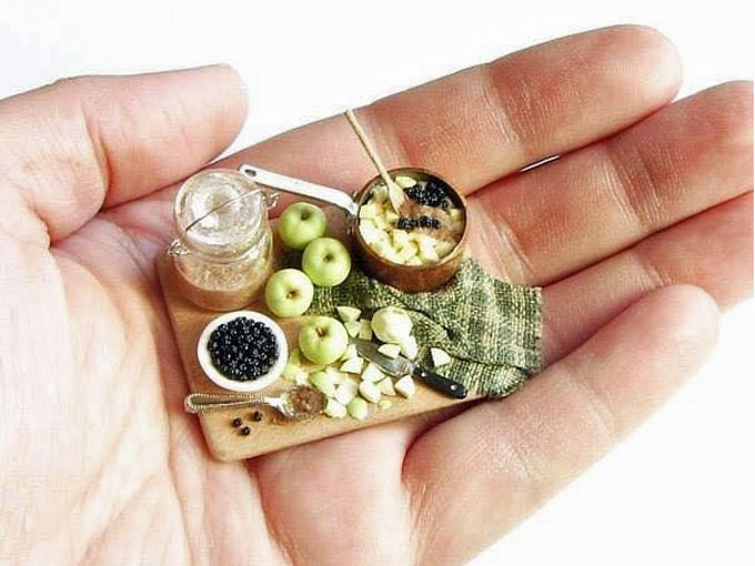 mano con comida en miniatura