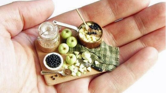 mano con comida en miniatura