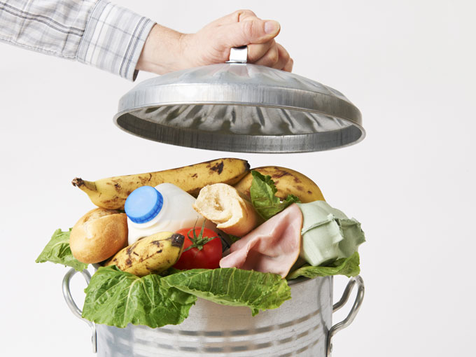 cubo de basura lleno de comida