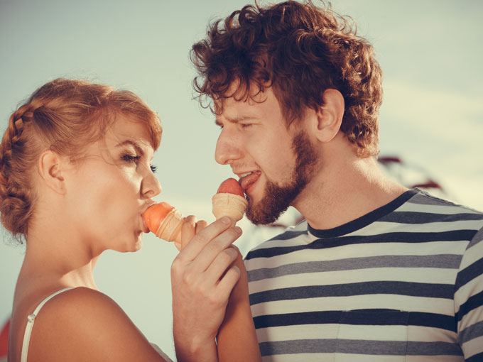 pareja con helados de cucurucho