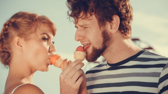 pareja con helados de cucurucho