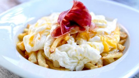 Huevos rotos con patatas y jamón ibérico