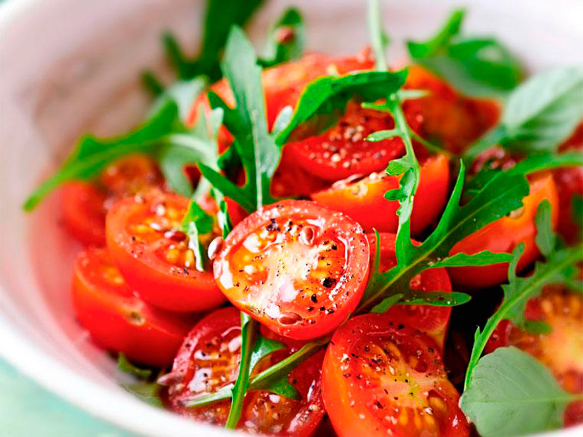 Ensalada de tomate y rúcula