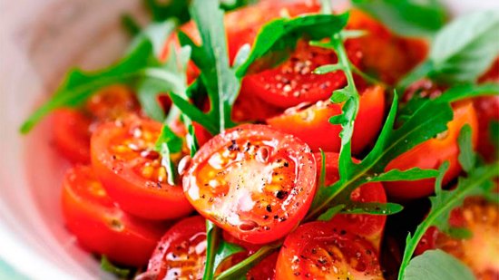 Ensalada de tomate y rúcula