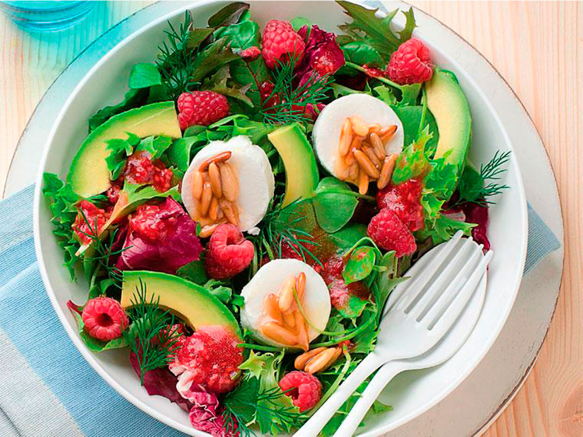 Ensalada de aguacate, frambuesas y queso de cabra