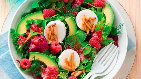 Ensalada de aguacate, frambuesas y queso de cabra