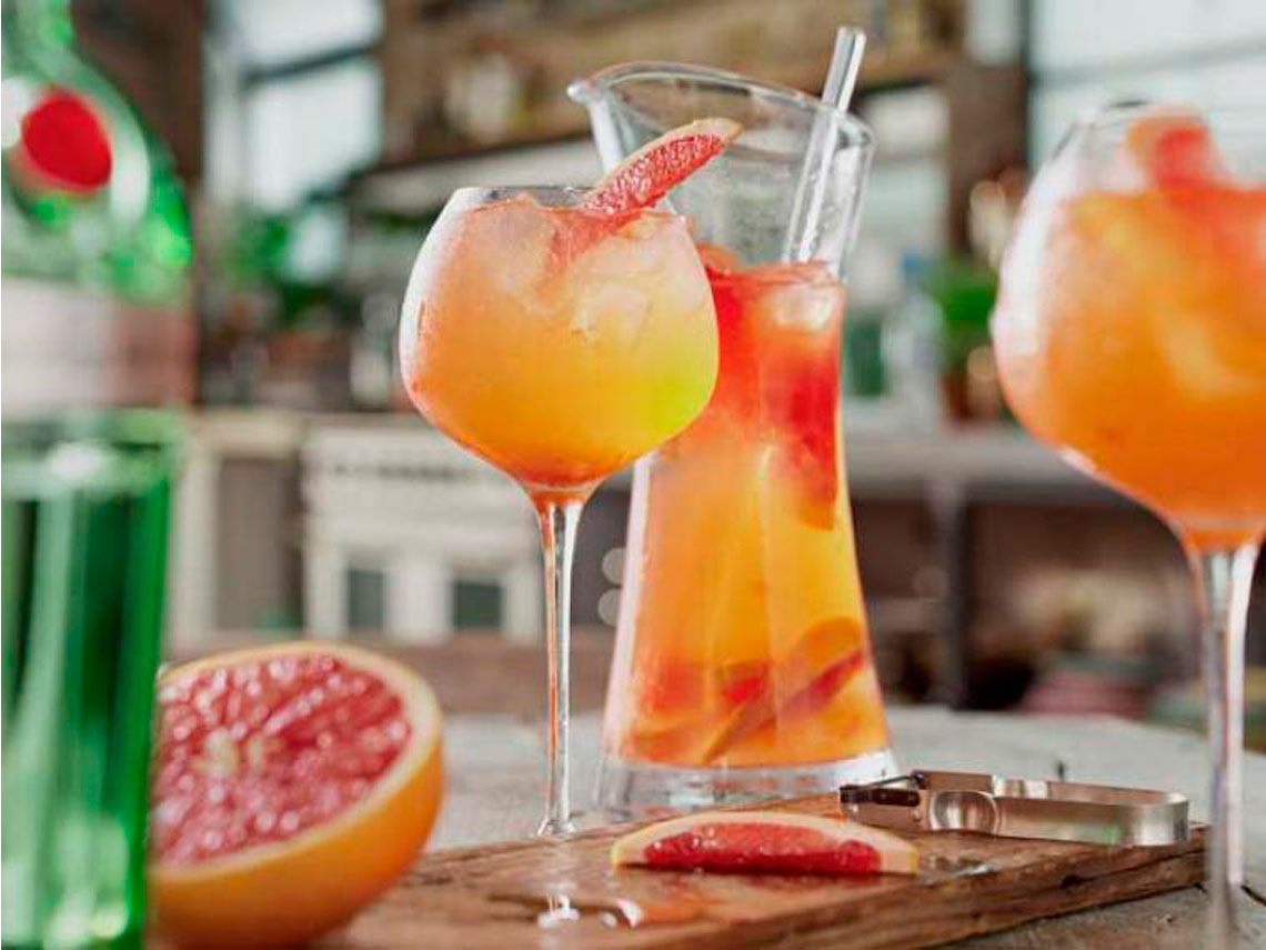 Ponche de ginebra y pomelo rosa