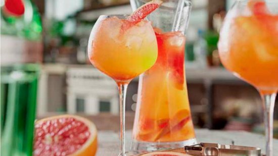 Ponche de ginebra y pomelo rosa