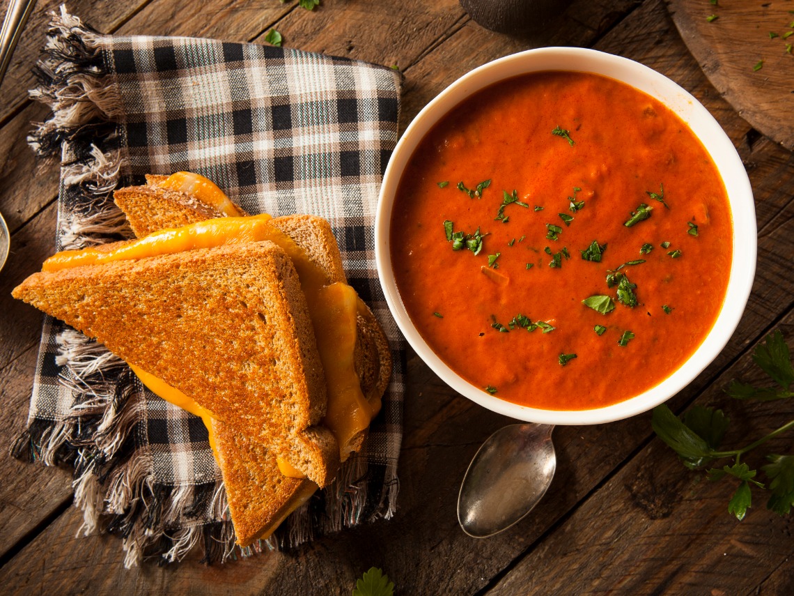sopa de tomate y sandwich de cheddar
