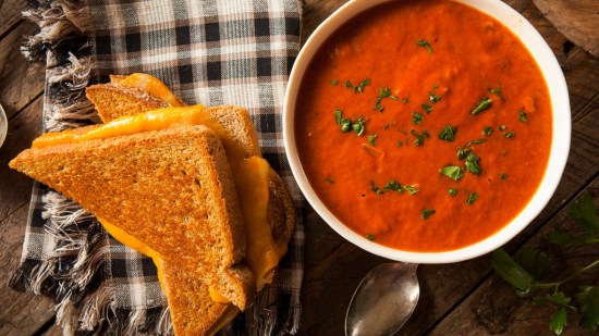 sopa de tomate y sandwich de cheddar