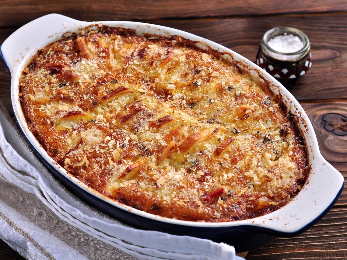 kugel de fideos en bandeja