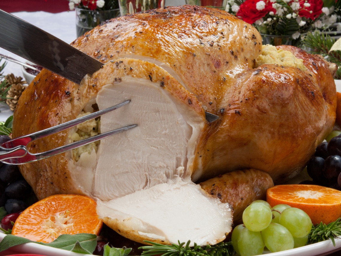 hombre trinchando pavo