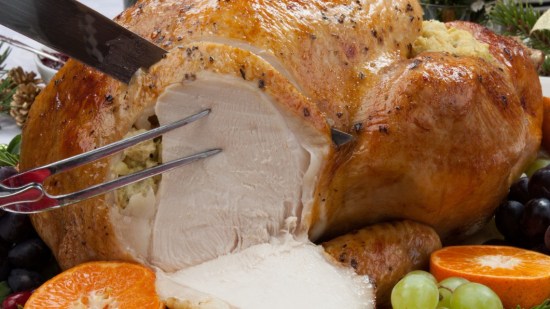 hombre trinchando pavo