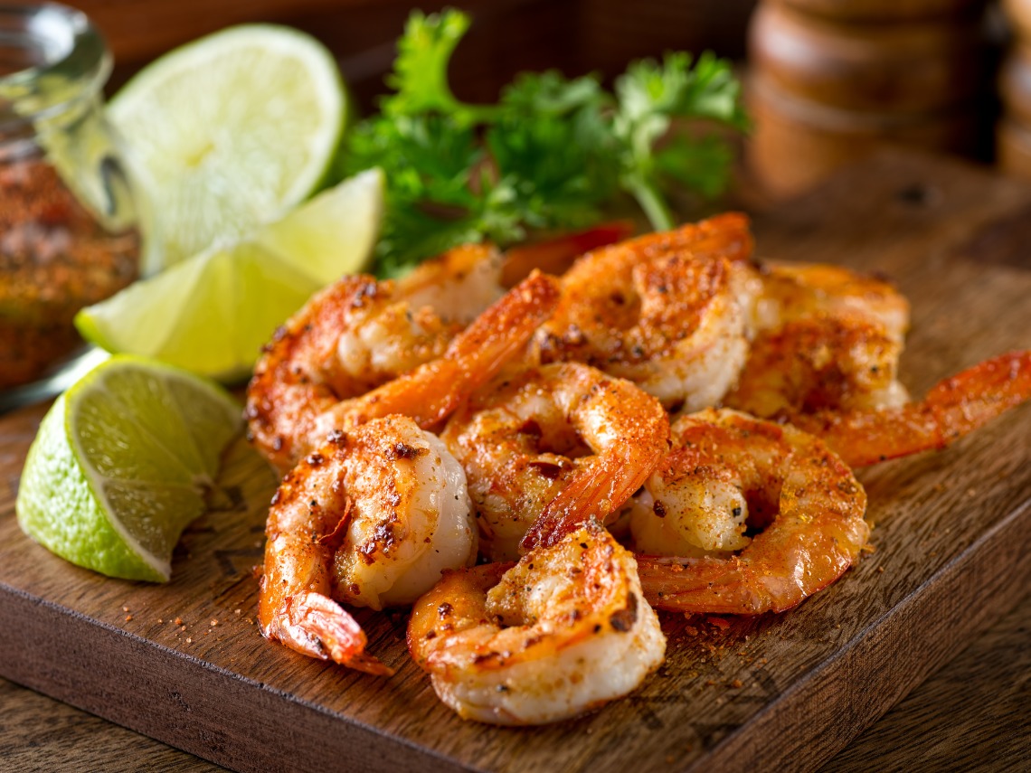 gambas picantes sobre tabla