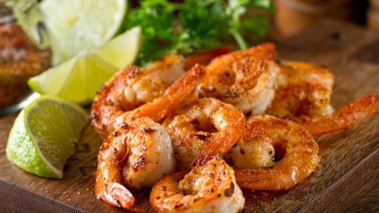 gambas picantes sobre tabla