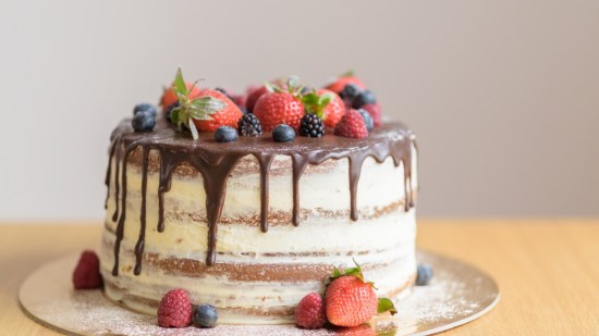 tarta redonda de frutas y chocolate encima de mesa