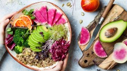 chica sosteniendo bol de verduras