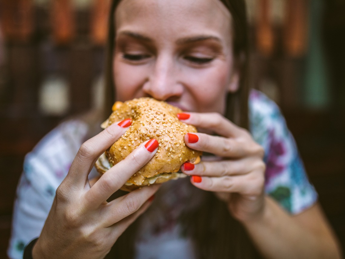chica comiendo hamburguesa