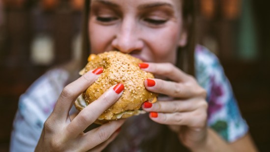 chica comiendo hamburguesa