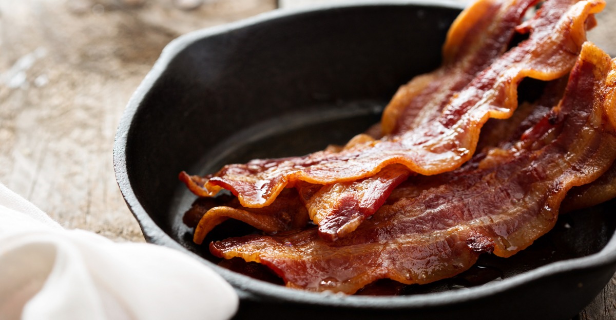 bacon frito en plato