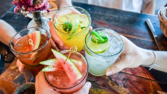 gente brindando con cocteles