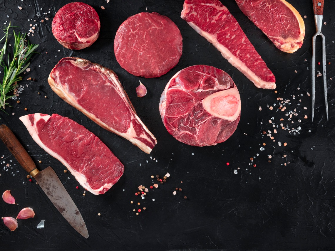 cortes de carne de ternera sobre fondo negro