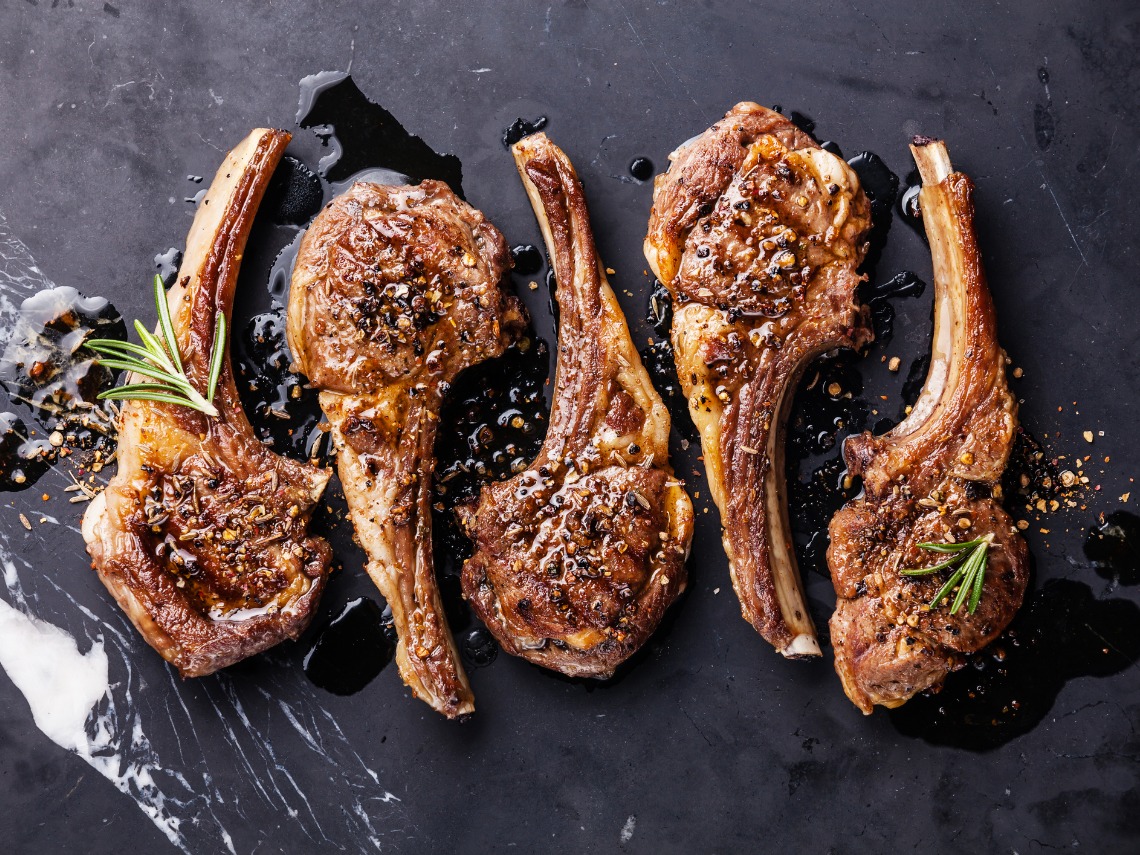 costillas de cordero sobre fondo negro