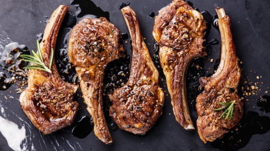 costillas de cordero sobre fondo negro