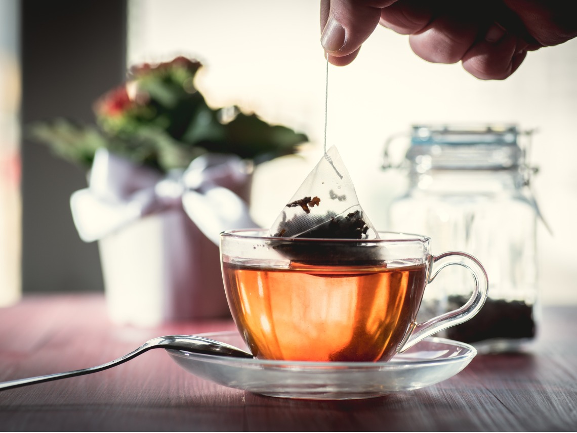 bolsa de te sumergida en taza