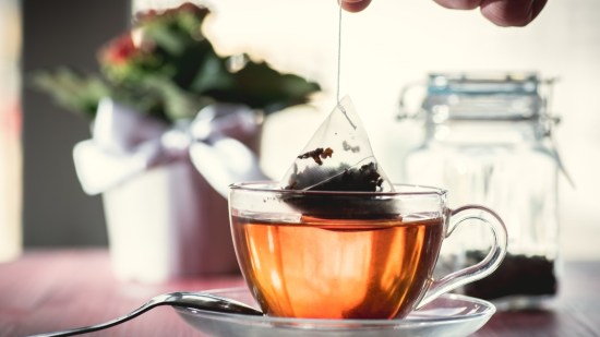 bolsa de te sumergida en taza