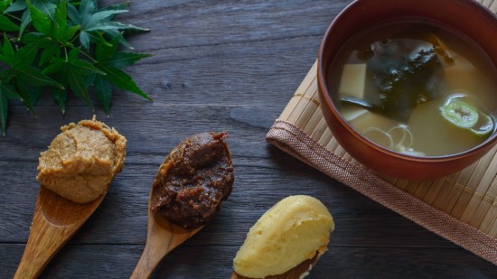 cucharas de madera con diferentes tipos de miso