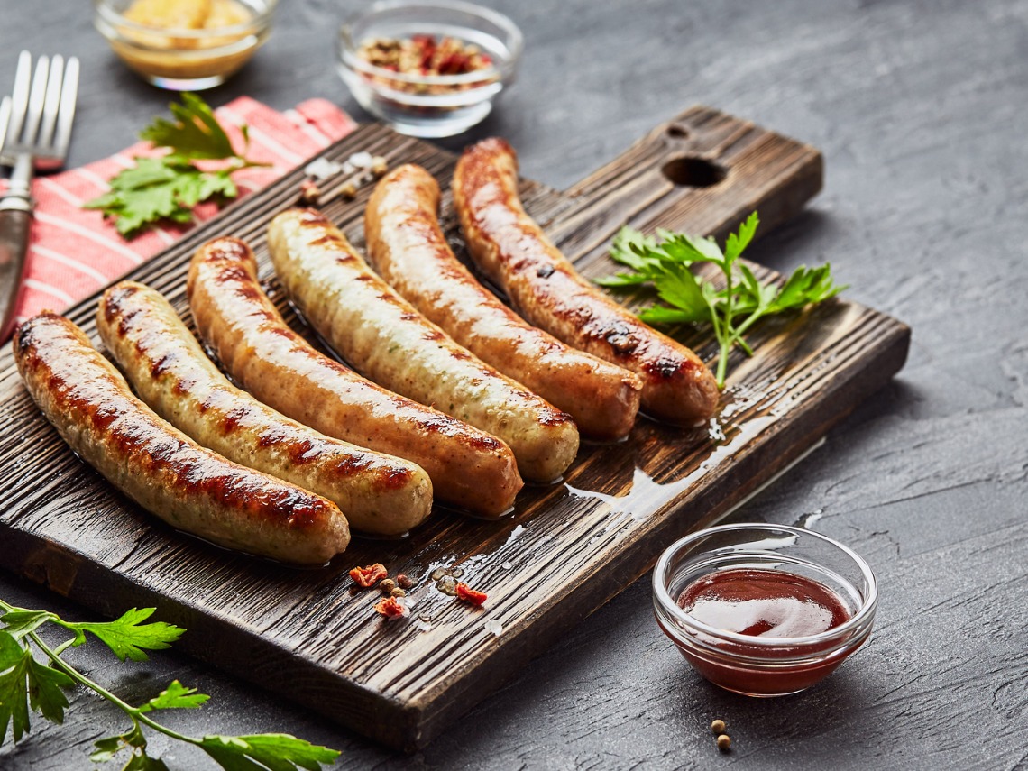salchichas al horno sobre fondo gris