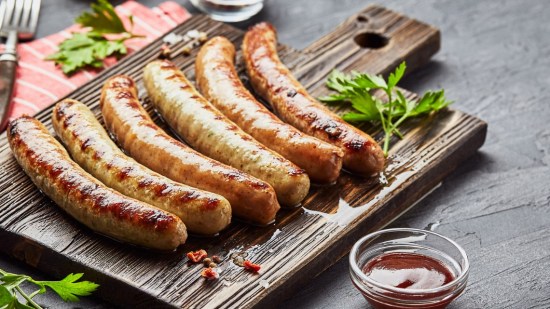 salchichas al horno sobre fondo gris