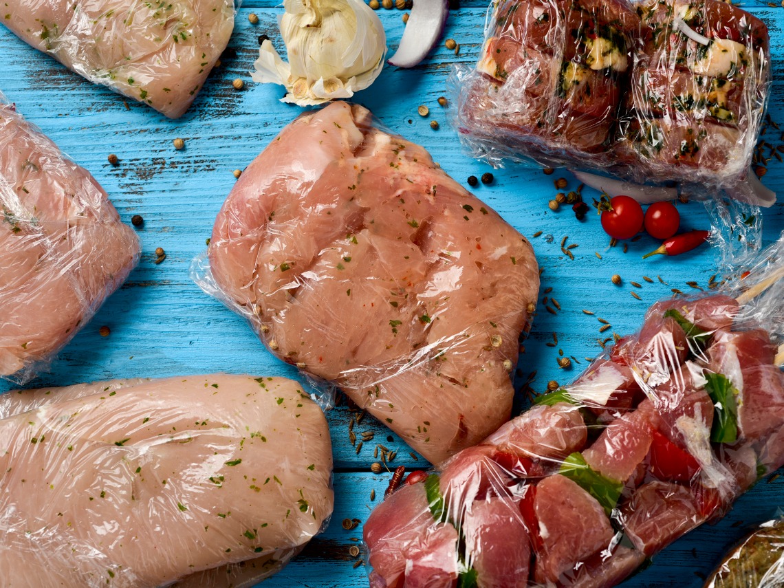 carne descongelada sobre fondo azul