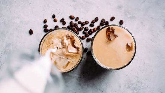 frappe en vaso sobre fondo negro