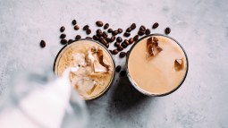 frappe en vaso sobre fondo negro