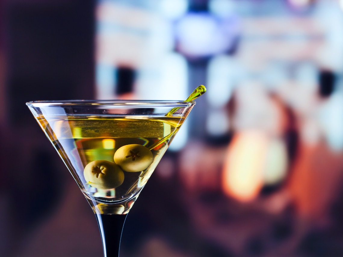 vaso de martini con aceituna