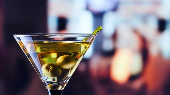 vaso de martini con aceituna