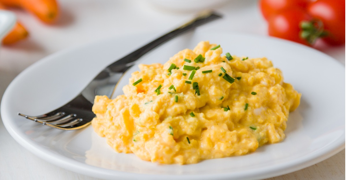 Descubre cómo hacer huevos revueltos en el microondas