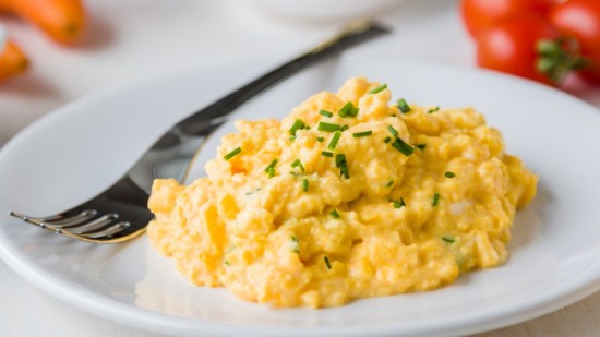 Descubre cómo hacer huevos revueltos en el microondas