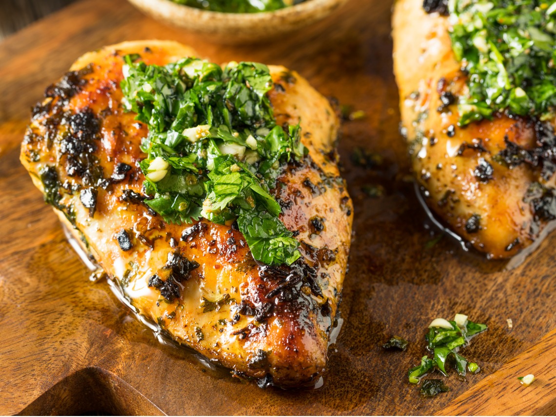 pechuga de pollo marinada sobre tabla de madera