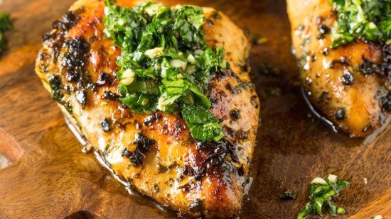 Marinar pollo: cómo hacerlo para obtener una carne extrajugosa