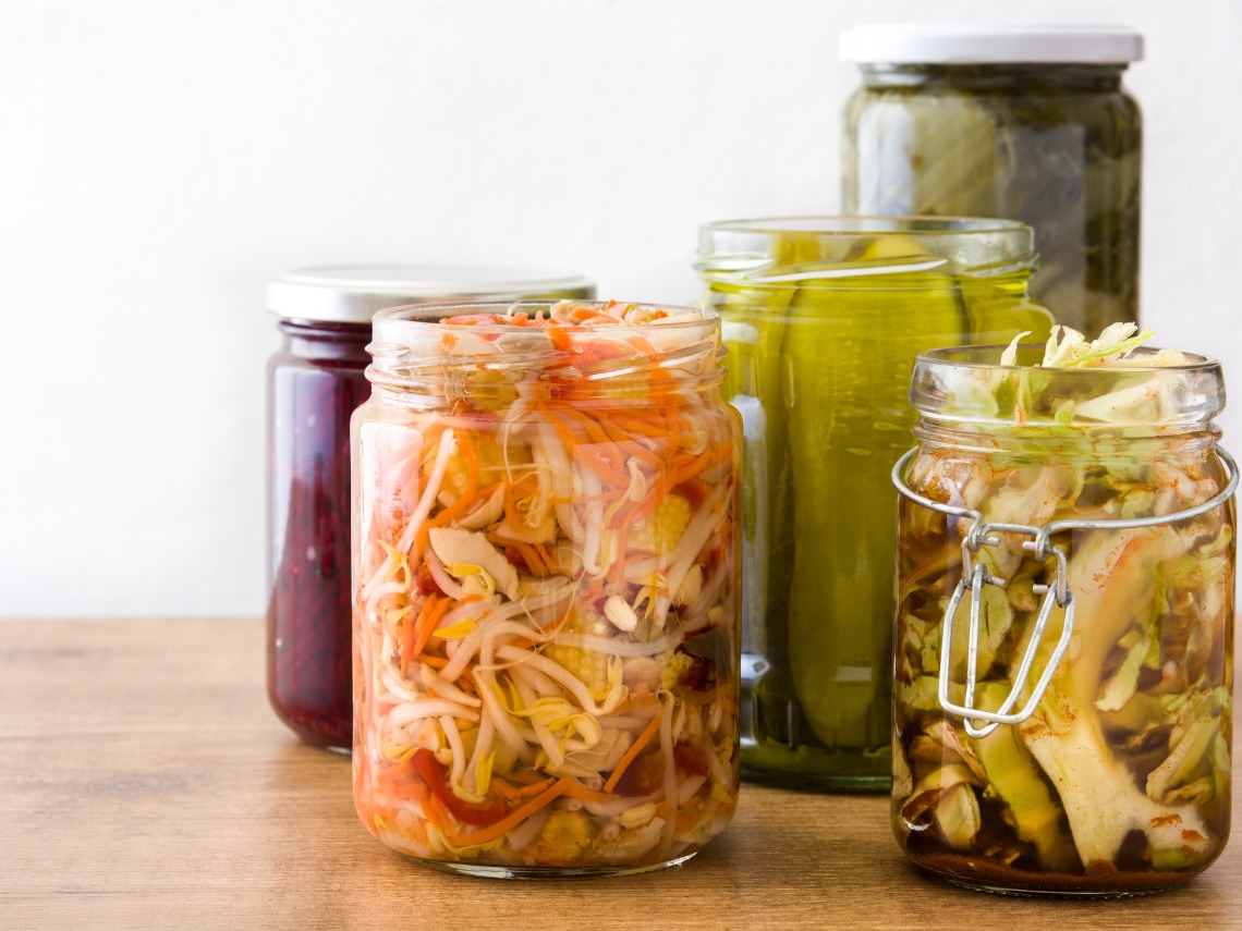 vegetales en conserva en frascos de vidrio