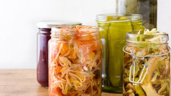 vegetales en conserva en frascos de vidrio