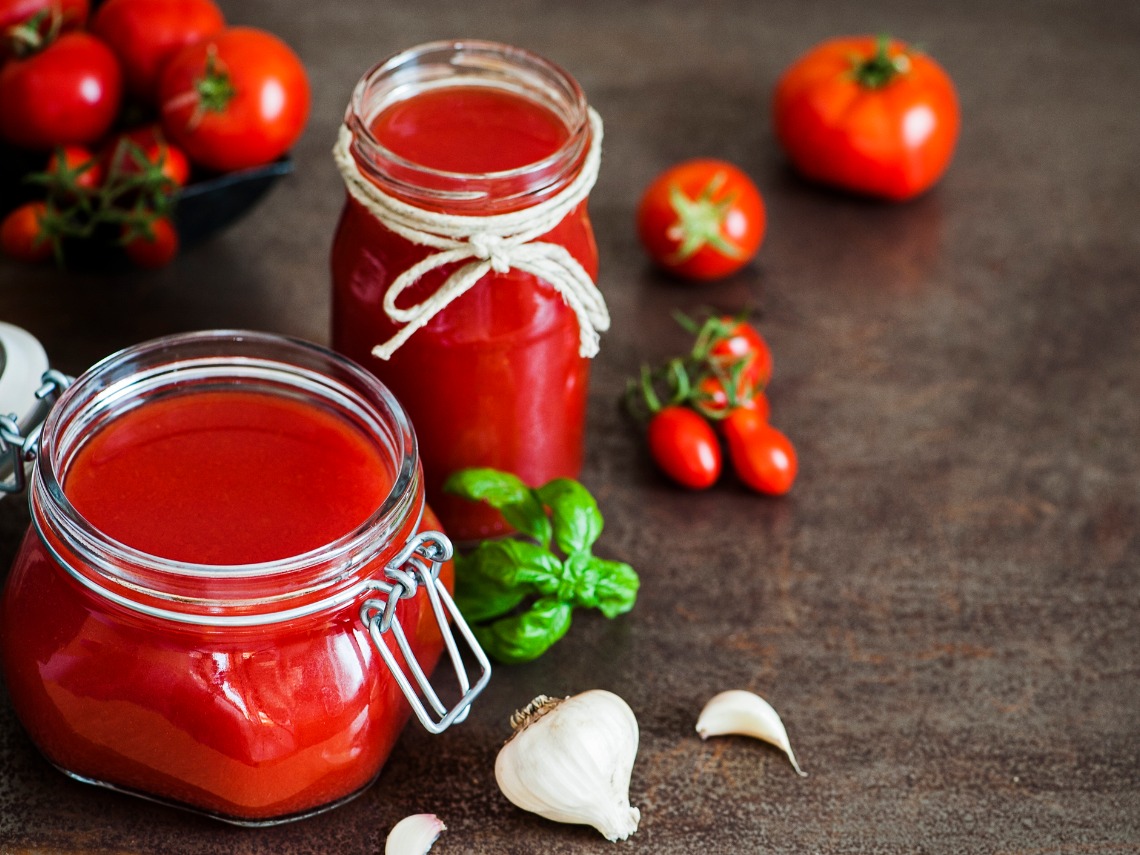 salsa de tomate en frascos de cristal