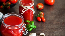 salsa de tomate en frascos de cristal