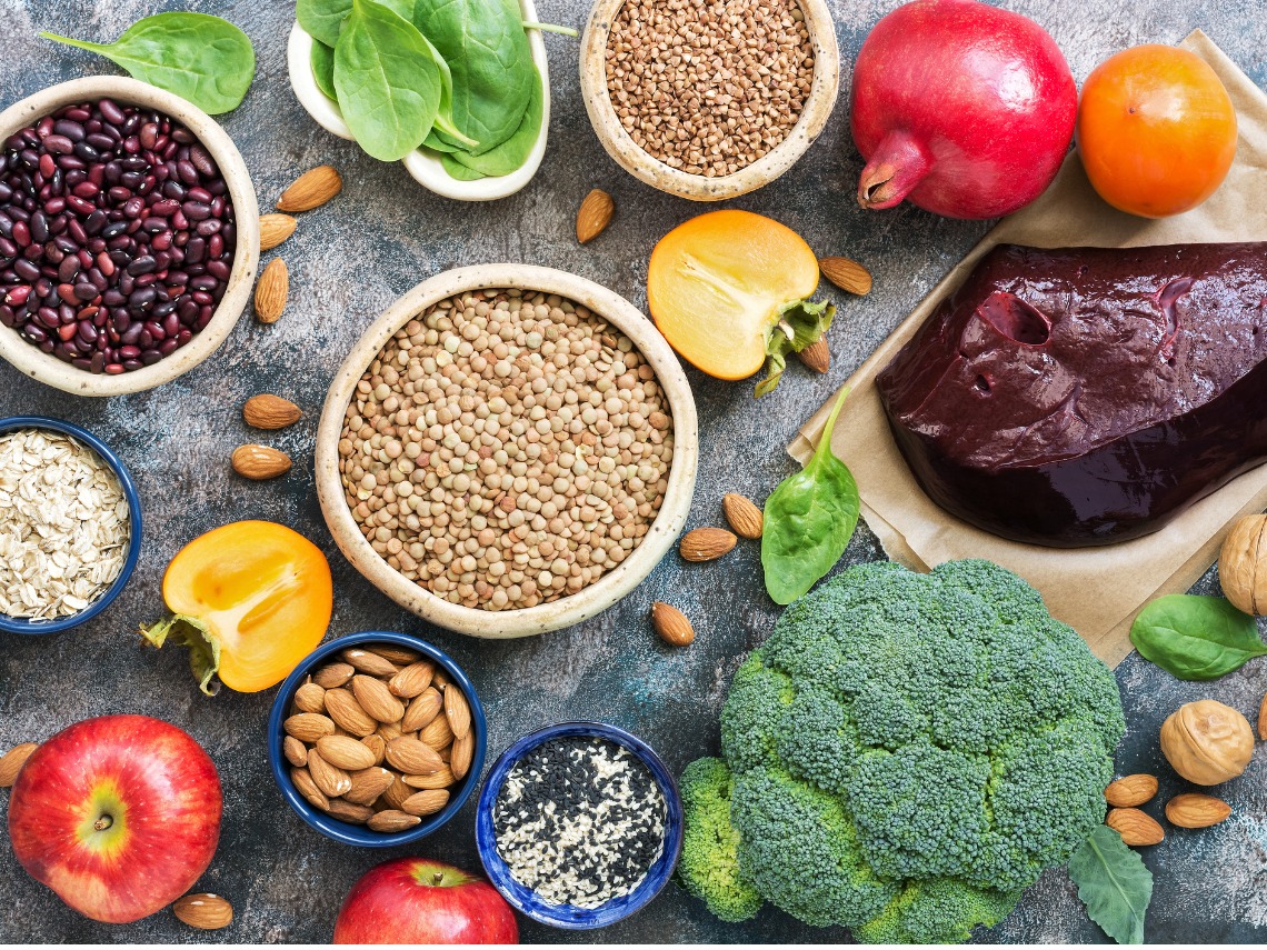 alimentos ricos en hierro sobre fondo negro