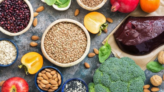 alimentos ricos en hierro sobre fondo negro