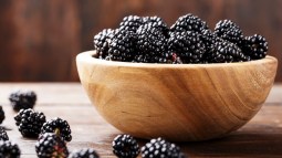 moras en cuenco de madera