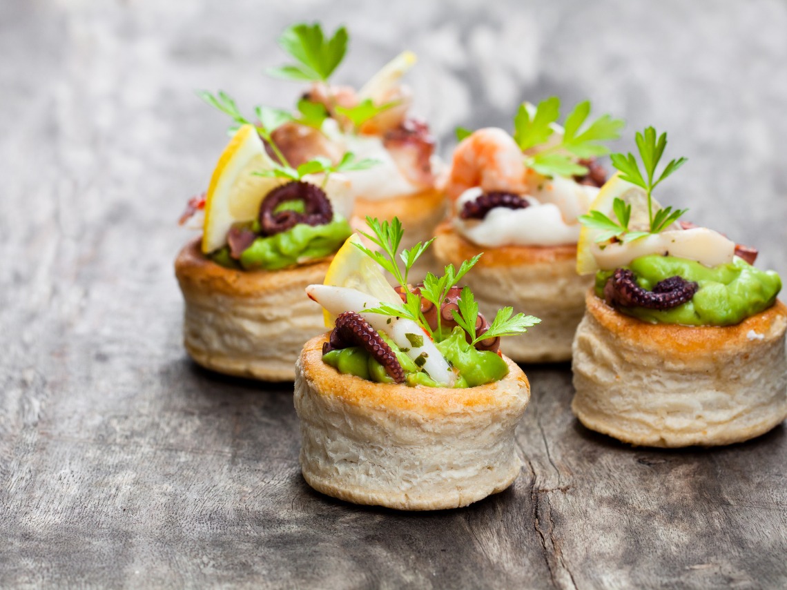 canapes sobre fondo negro